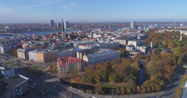 Ciudad de Riga Otoño amanecer edificios casas vivientes Drone — Vídeos de Stock