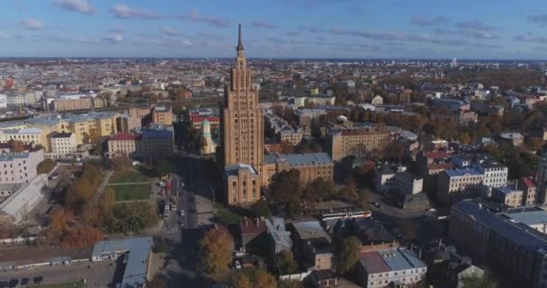 Riga cidade Outono nascer do sol edifícios casas de estar Drone — Vídeo de Stock