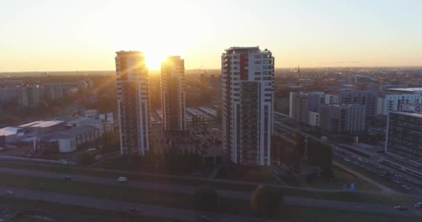 Riga kota Autumn matahari terbit bangunan tinggal rumah Drone — Stok Video