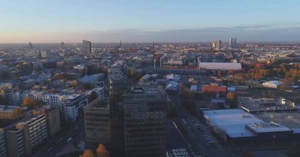 Рига міська осінь sunrise будівель живуть будинки Drone — стокове відео