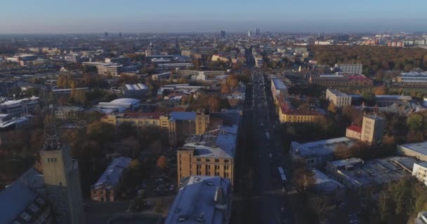 Ciudad de Riga Otoño amanecer edificios casas vivientes Drone — Vídeo de stock