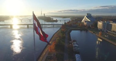 Riga şehir eski aşağı şehir sonbahar Drone uçuş gün zaman bayrağı