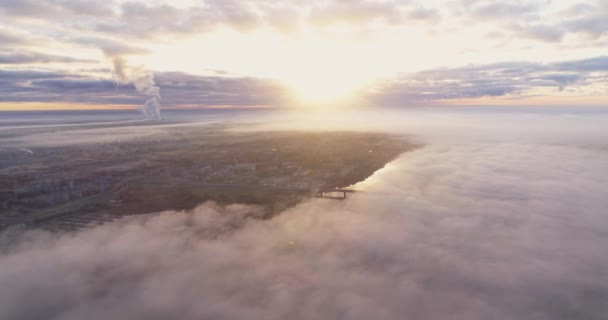 Облака дрон полет с голубым чистым небом с помощью дрона — стоковое видео