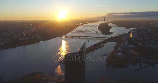 Riga-stad avond zonsondergang oude stad Riga Drone-vlucht over wegen, brug en Daugava river — Stockvideo