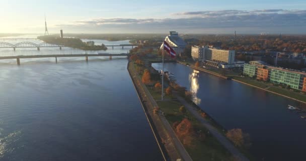 Riga city gamla ner stad hösten Drone flygresa dagtid — Stockvideo