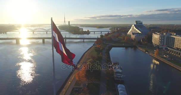 Riga cidade Old Down Town Autumn Drone horário de voo Bandeira — Vídeo de Stock