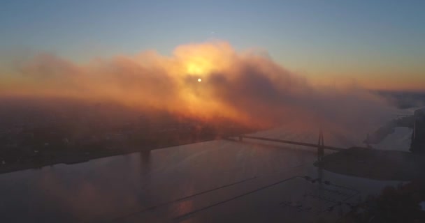 里加城傍晚日落老城里加无人机飞行越过道路、桥梁和道加瓦河河 — 图库视频影像