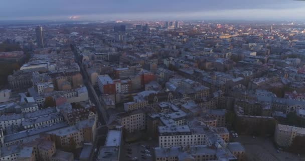 Ciudad de Riga Otoño amanecer edificios casas vivientes Drone — Vídeo de stock