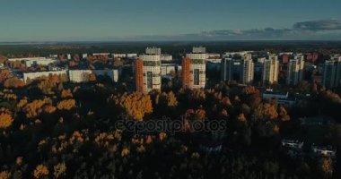 Riga şehir sonbahar binalar yaşayan Drone hızlandırılmış evler