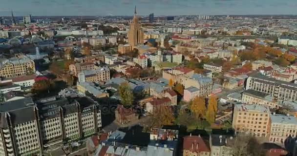 Riga cidade Edifícios de outono casas de estar Drone Tempo-lapso dia ensolarado — Vídeo de Stock