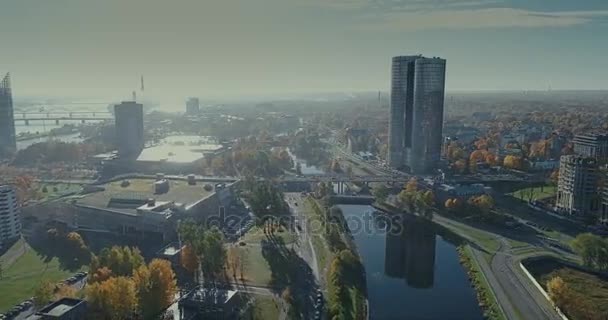 Ciudad de Riga Edificios de otoño Viviendas Drone Time-lapse — Vídeo de stock