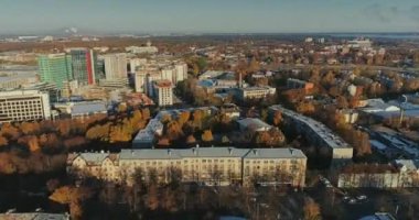 Riga şehir sonbahar binalar yaşayan Drone hızlandırılmış evler