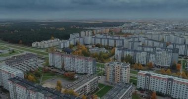 Riga şehir sonbahar binalar yaşayan Drone hızlandırılmış evler