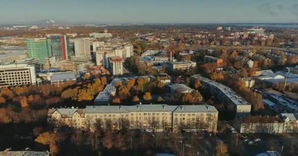 Riga város őszi épületek él házak Drone Time-lapse — Stock videók