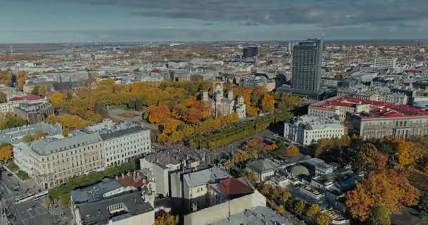 Riga şehir sonbahar binalar yaşayan Drone hızlandırılmış evler — Stok video