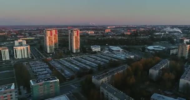 Riga stad hösten byggnader bor hus Drone Time-lapse — Stockvideo