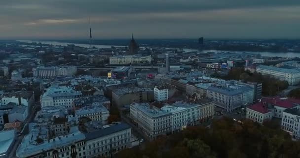 Riga cidade Old Down Town Autumn Drone Noite de voo — Vídeo de Stock