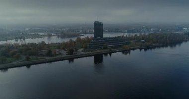 Riga şehir eski aşağı şehir sonbahar Drone uçuş Tv Kulesi köprüleri