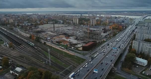 Brücke Viadukt Straßenverkehr Maschine Drohnenflug um Bauprozess — Stockvideo