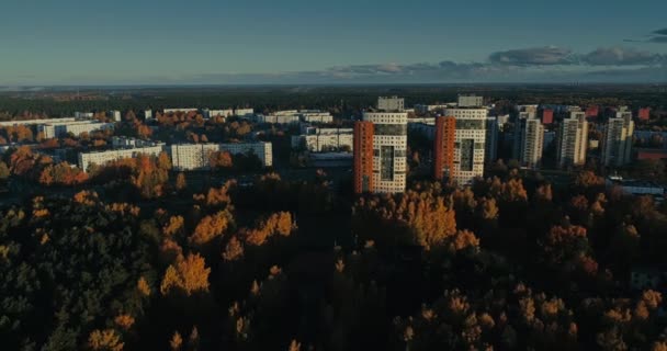 Ciudad de Riga Edificios de otoño Viviendas Vuelo Drone día soleado — Vídeo de stock