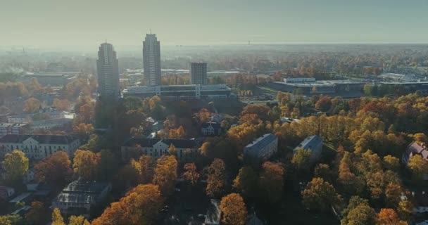Жилые дома в Риге Осенние здания Полет дронов солнечный день — стоковое видео