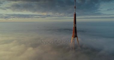 TV Kulesi bulutlar uçuş bulutların üzerinde hava