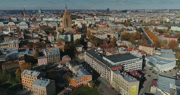 Φθινόπωρο κτίρια της πόλης Ρίγα ζουν σπίτια κηφήνας ηλιόλουστη ημέρα πτήσης — Αρχείο Βίντεο