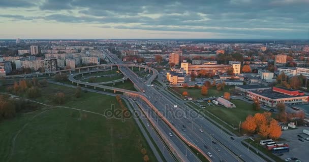 Puente Viaducto de la máquina de tráfico de carreteras Drone coches de tiempo rápido en movimiento — Vídeos de Stock