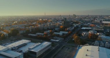 Riga şehir sonbahar binalar evler yaşayan uçuş güneşli bir gün robot