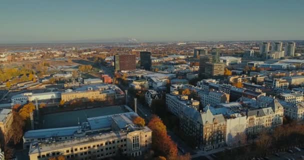 Riga cidade Edifícios de outono casas de estar Drone voo dia ensolarado — Vídeo de Stock