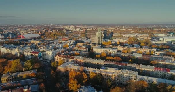 Ciudad de Riga Edificios de otoño Viviendas Vuelo Drone día soleado — Vídeo de stock