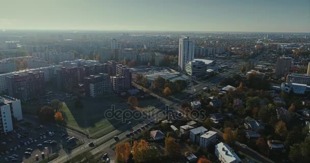 Ciudad de Riga Edificios de otoño Viviendas Vuelo Drone día soleado — Vídeos de Stock