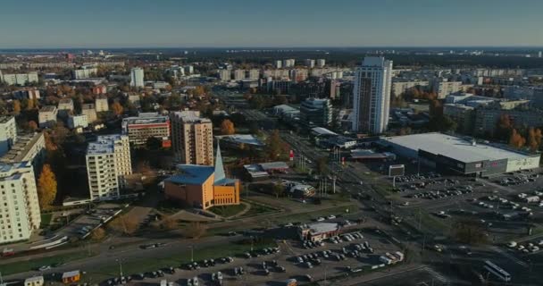 Riga ville Bâtiments d'automne maisons vivantes Drone vol journée ensoleillée 