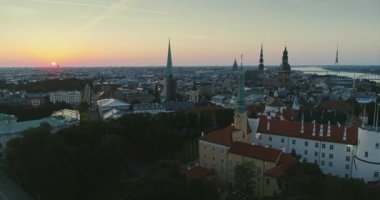 Riga şehir eski aşağı şehir sonbahar Drone uçuş köprüler daugava Nehri Kütüphane