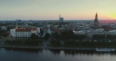 Riga şehir eski aşağı şehir sonbahar Drone uçuş köprüler daugava Nehri Kütüphane