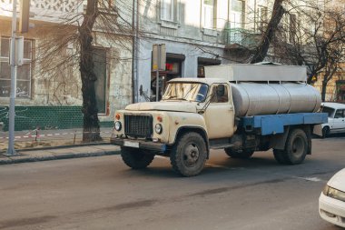 Eski model SSCB araba ile Ukrayna sokakta su deposu