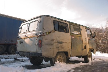 Vintage SSCB araba kamyon Petrol istasyonu zinciri Kış saati ile
