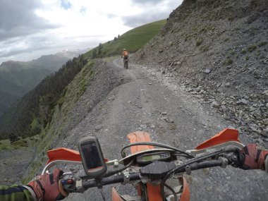 Enduro yolculuk ile kir Bisiklet yüksek dağlarda
