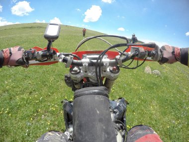 Enduro yolculuk ile kir Bisiklet yüksek dağlarda