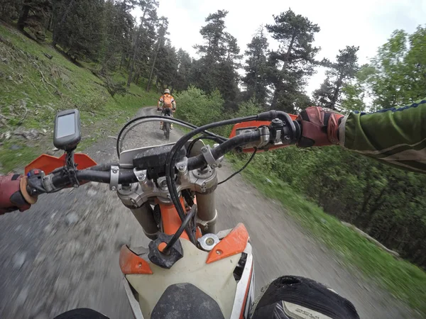 Enduro-Reise mit dem Dirt-Bike hoch in den Bergen — Stockfoto