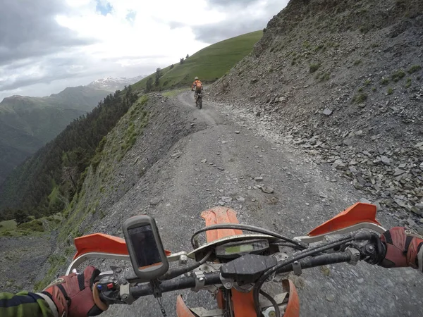 Enduro-Reise mit dem Dirt-Bike hoch in den Bergen — Stockfoto