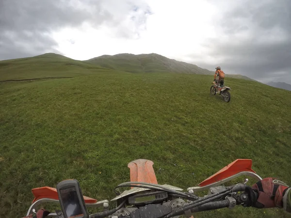 Enduro viaggio con bici sporcizia in alta montagna — Foto Stock