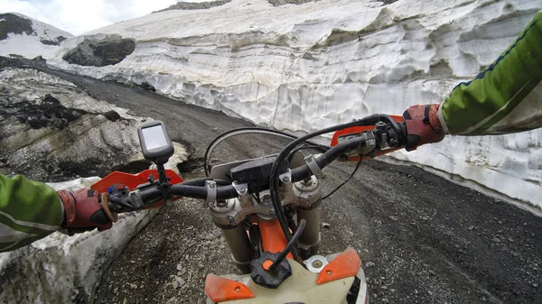 Enduro-Reise mit dem Dirt-Bike hoch in den Bergen — Stockfoto