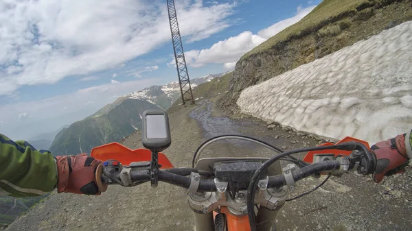 산에 높은 먼지 자전거 enduro 여행 — 스톡 사진