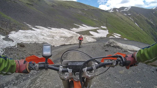 Enduro-Reise mit dem Dirt-Bike hoch in den Bergen — Stockfoto