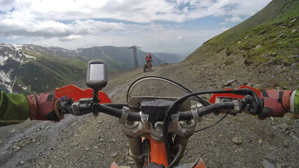 Enduro viaggio con bici sporcizia in alta montagna — Foto Stock