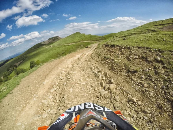 Enduro yolculuk ile kir Bisiklet yüksek dağlarda — Stok fotoğraf