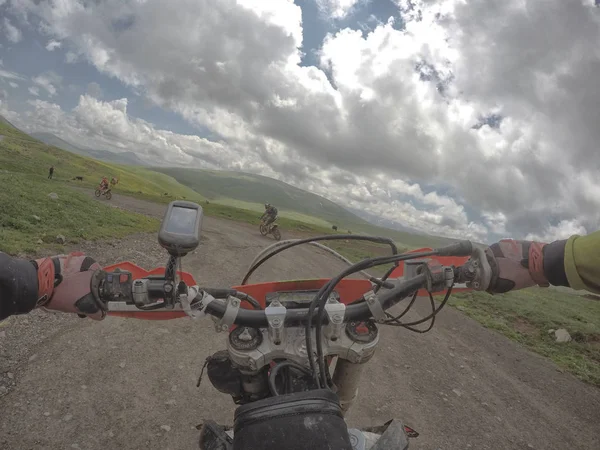 Enduro-Reise mit dem Dirt-Bike hoch in den Bergen — Stockfoto