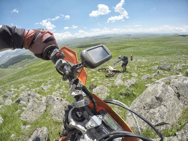 Enduro-Reise mit dem Dirt-Bike hoch in den Bergen — Stockfoto