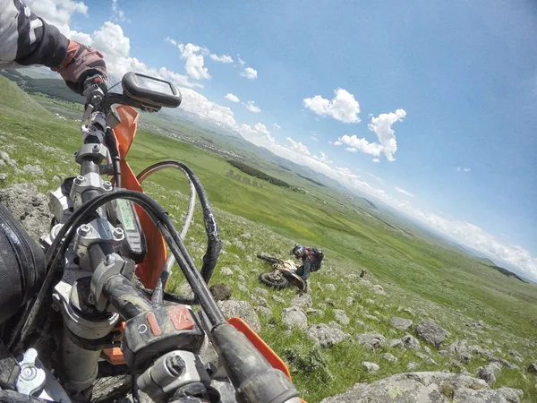 Enduro reis met vuil fiets hoog in de bergen — Stockfoto